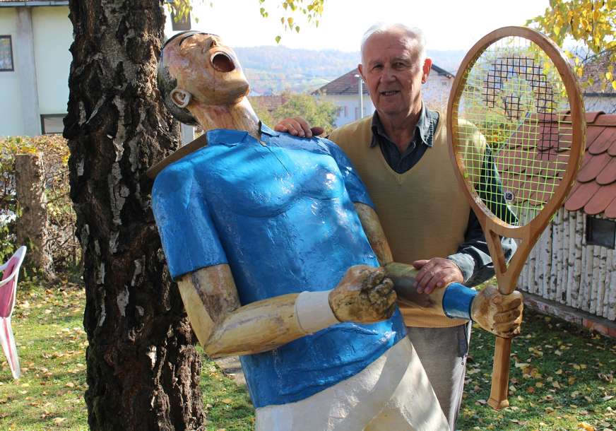 Nole u drvetu veliki hit u Srpskoj: Penzioner iz Srpca ispunio obećanje dato najboljem teniseru svijeta (FOTO)
