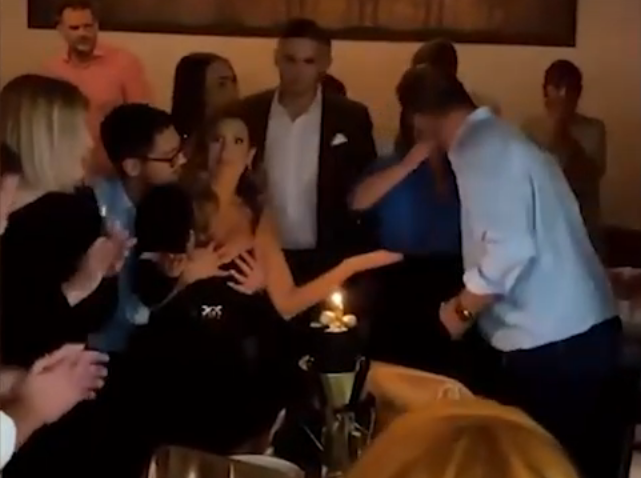 Enu Popov muž hvatao za grudi pred gostima: Izbezumila se i posramila zbog njegovog poteza (VIDEO)