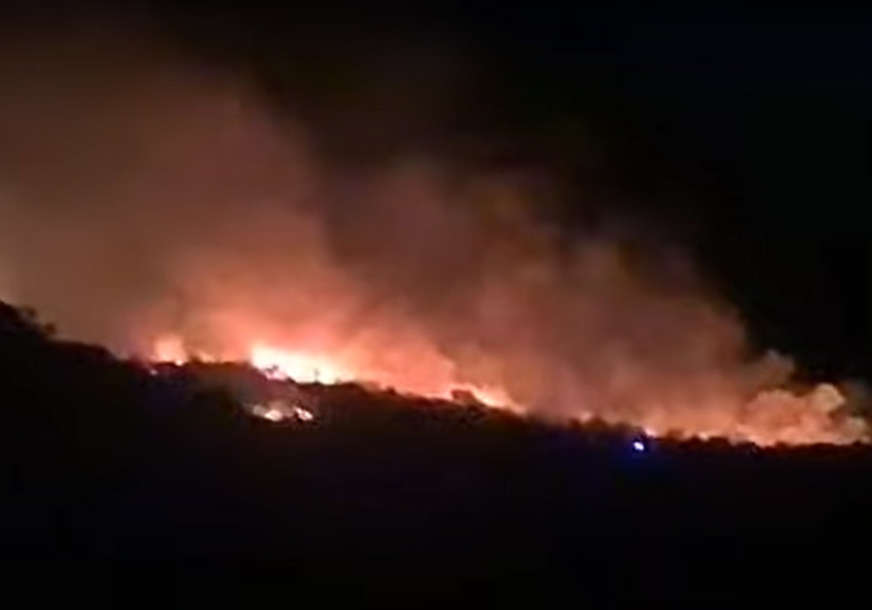 VELIKI POŽAR KOD MAKARSKE Gori borova šume i masline, na terenu više od 90 vatrogasaca (VIDEO)