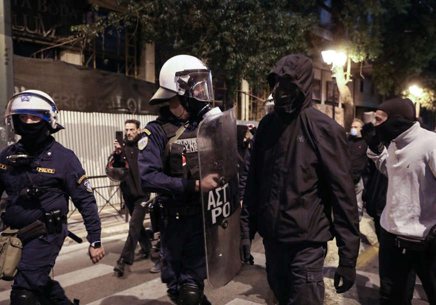 HAOS U GRČKOJ Četiri policajca povrijeđena na protestu zbog ubistva 20-godišnjaka