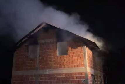 “SITUACIJA JE OZBILJNA” Požar u Hadžićima, gori porodična kuća (VIDEO)