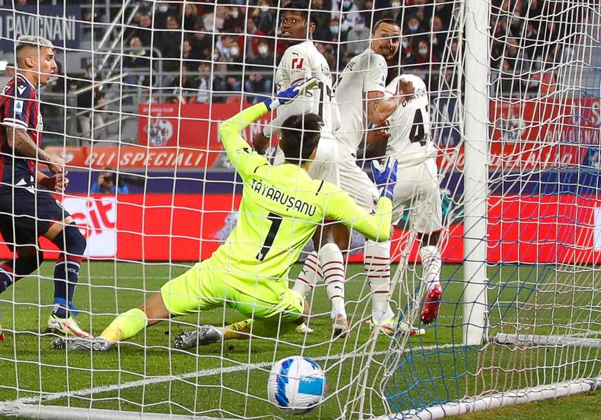 Ibrahimović, asistirao, postigao autogol i gol: Milan pobijedio Mihajlovićevu Bolonju sa dva igrača više (VIDEO)