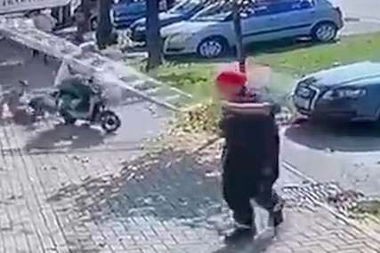 BIZARNA NEZGODA Pokušao da mimoiđe biciklistu, udario u merdevine i srušio radnika (VIDEO)