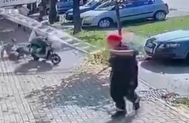 BIZARNA NEZGODA Pokušao da mimoiđe biciklistu, udario u merdevine i srušio radnika (VIDEO)