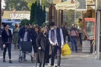 POTRESAN PRIZOR Majka pokojnog Ivana Tasovca jedva hoda, unuk je pridržava sve vrijeme (VIDEO)