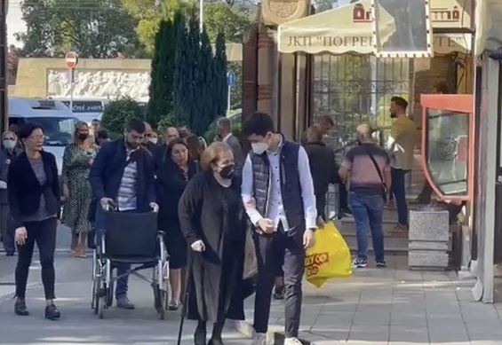 POTRESAN PRIZOR Majka pokojnog Ivana Tasovca jedva hoda, unuk je pridržava sve vrijeme (VIDEO)