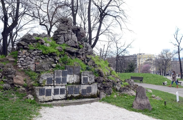 KAPIJA SLOBODE Kamenje sa vrha Kajmakčalana u sred Beograda najautentičniji je spomenik u prestonici Srbije