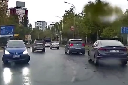 "LEGENDA KRUŽNOG TOKA" Vozač "zaboravio" da li treba da ide u smijeru kazaljke na satu ili obrnuto (VIDEO)