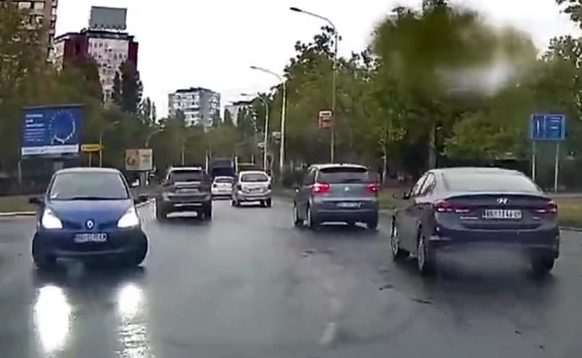 "LEGENDA KRUŽNOG TOKA" Vozač "zaboravio" da li treba da ide u smijeru kazaljke na satu ili obrnuto (VIDEO)