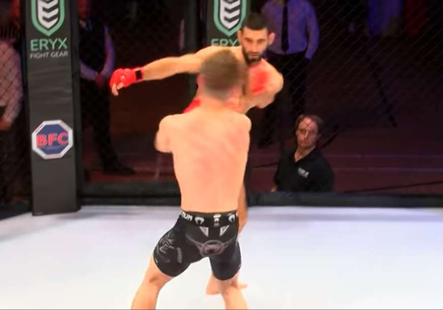 Nesportski se ponio, pa dobio šta je zaslužio: Ruski MMA borac nokautirao protivnika u petoj sekundi (VIDEO)