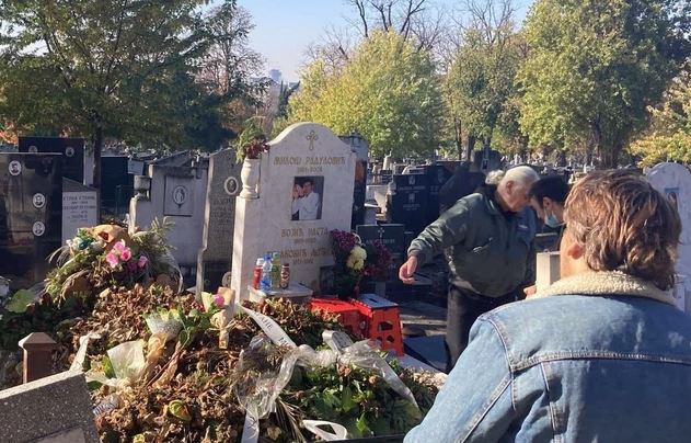 Suprug i sin slomljeni, GROB ZATRPAN CVIJEĆEM: Četrdeset dana od smrti Marine Tucaković