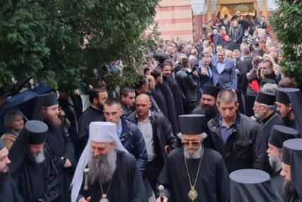 FOTOGRAFIJA GOVORI VIŠE OD RIJEČI Dodik i Lukač tokom posjete patrijarha zagrljeni napustili hram i svima poslali jasnu poruku
