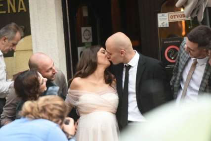 Vjenčao se glumački par: Miodrag Dragičević i trudna glumica se vesele u kafani i sve PUCA OD LJUBAVI