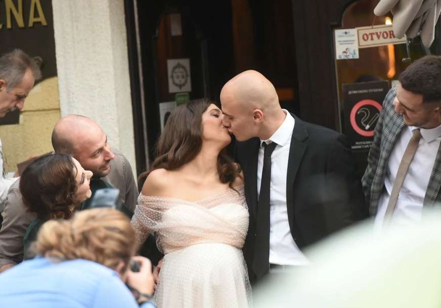 Vjenčao se glumački par: Miodrag Dragičević i trudna glumica se vesele u kafani i sve PUCA OD LJUBAVI