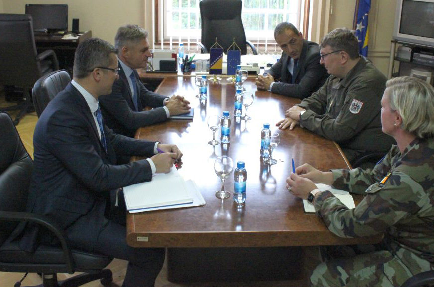 Placer nakon sastanka sa Okolićem “Odgađanje vježbe sa Vojskom Srbije je odluka u koju se Eufor neće miješati”