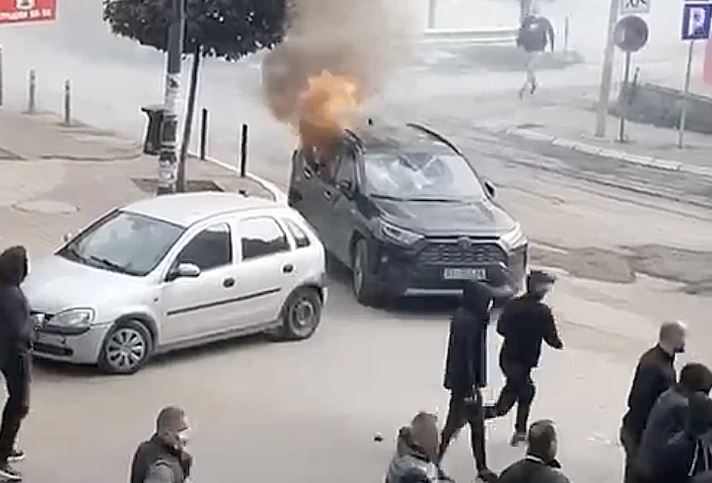 POLICIJA SE POVLAČI Zapaljeni automobili u blizini mosta u Sjevernoj Mitrovici, kulja gust dim (VIDEO)