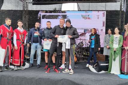 "Dobio sam flašu rakije, a žene telefon i laptop" Pobjednik trke na 10 km Banjalučkog maratona razočaran nagradom (FOTO)
