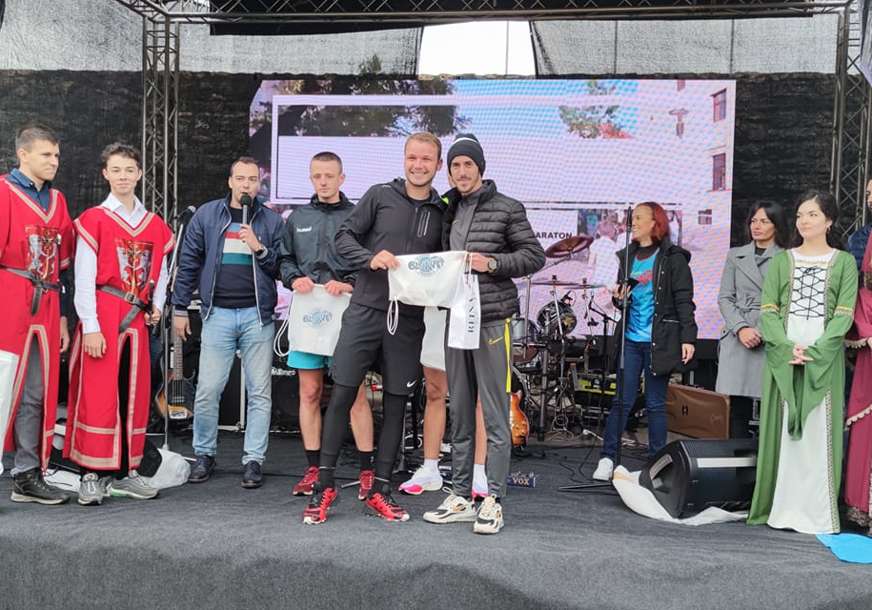 "Dobio sam flašu rakije, a žene telefon i laptop" Pobjednik trke na 10 km Banjalučkog maratona razočaran nagradom (FOTO)