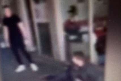 Užasan snimak vršnjačkog nasilja: Trojica tinejdžera napala dječaka, jedan ga brutalno udario u glavu (VIDEO)