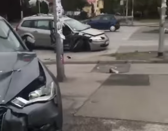 DIJELOVI AUTOMOBILA NA SVE STRANE Saobraćajna nesreća u novosadskom naselju (VIDEO)