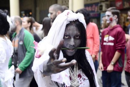 ZOMBIJI OPSJEDAJU BEOGRAD "Živi mrtvaci" danas šetaju centrom prestonice Srbije (VIDEO)