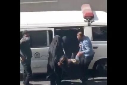 Tretiraju je kao da je pas: Snimak policajaca kako šinterskim štapom hvataju ženu šokirao javnost (VIDEO)