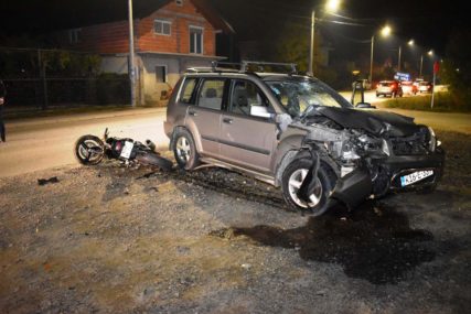 Težak udes u Prijedoru: U sudaru automobila i motora povrijeđena dva mladića