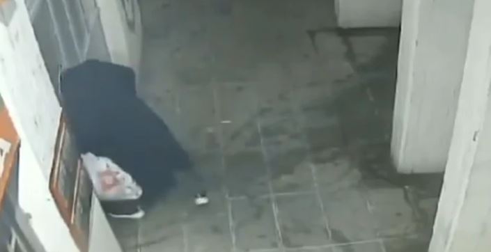 Bahati mladić uništio vrata od stana i lifta, a potom GLAVOM RAZBIO STAKLO (VIDEO)
