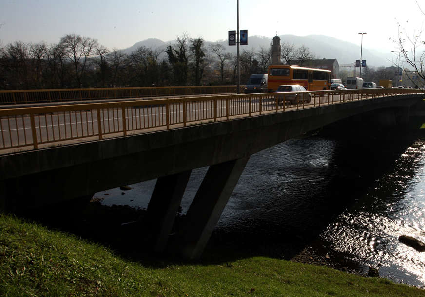 Sa Rebrovačkog mosta skočila u Vrbas: Brzom reakcijom policije spasen život Banjalučanke