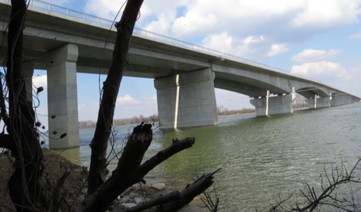 Drama na rijeci: Spaseno šest odraslih ljudi i troje djece sa čamca u Dunavu
