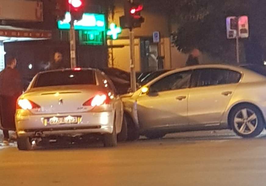SAOBRAĆAJKA ISPRED GIMNAZIJE Sudar dva automobila, na vozilima velika šteta