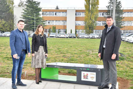 Sberbank a.d. Banja Luka poklonila „pametnu“ solarnu klupu Opštini Istočno Novo Sarajevo