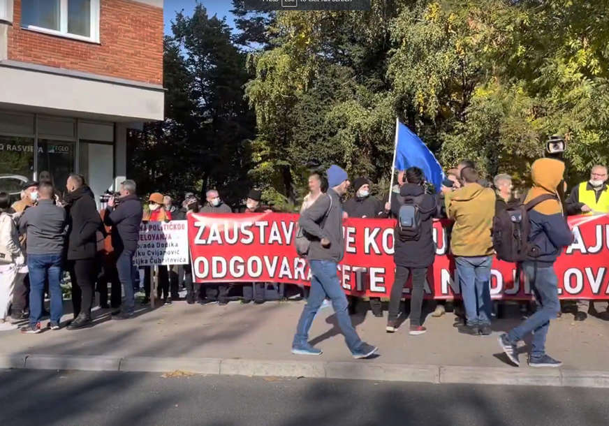 Protest ispred zgrade OHR u Sarajevu: Od Šmita traže da zabrani Dodiku političko djelovanje (VIDEO)