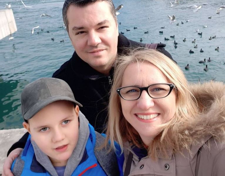 HRABRI DJEČAK NAS TREBA  Sergeju (10) otac je preminuo od korone, a mališan vodi bitku s tumorom