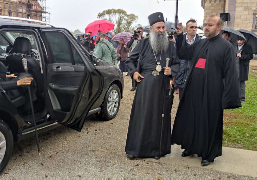 DOČEKALI GA BROJNI VJERNICI Patrijarh Porfirije stigao u manastir Miloševac kod Prijedora