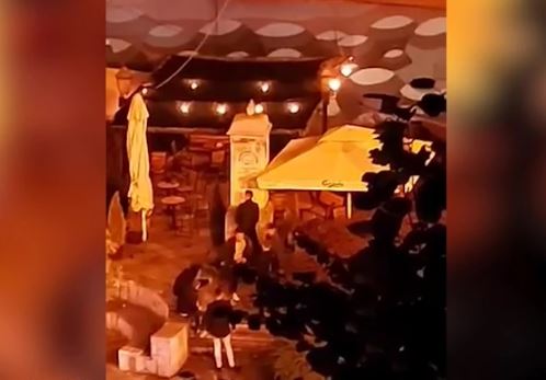 BRUKA I SRAMOTA Grupa mladih urinirala na česmu staru 125 godina (VIDEO)