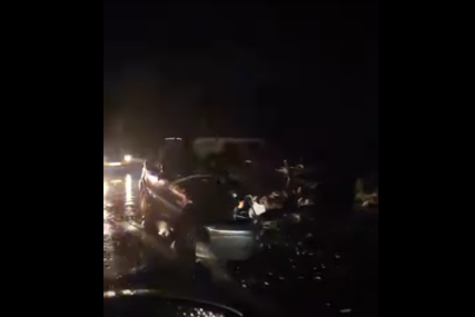 INTERVENISALI VATROGASCI U sudaru kamiona i automobila kod Doboja povrijeđena jedna osoba (VIDEO)