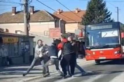 Valjaju se po asfaltu i žestoko udaraju:  Grupa muškaraca se potukla na ulici, OVO JE RAZLOG (VIDEO)