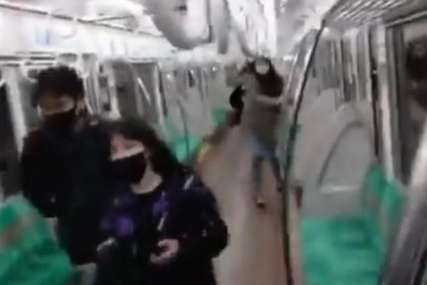 Muškarac obučen kao "Džoker" ZAPALIO VAGON i nožem napadao ljude u vozu (VIDEO)