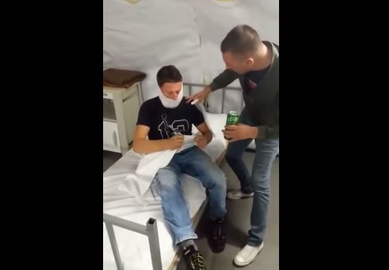 SKANDAL U HRVATSKOJ  Pili, snimali se i glumili doktore u šatoru kovid-bolnice (VIDEO)