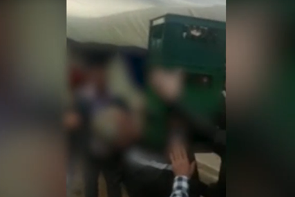 Sve je moguće uz adrenalin i alkohol: Na proslavi u Srbiji muškarac u zubima držao ČAK TRI GAJBE PIVA (VIDEO)