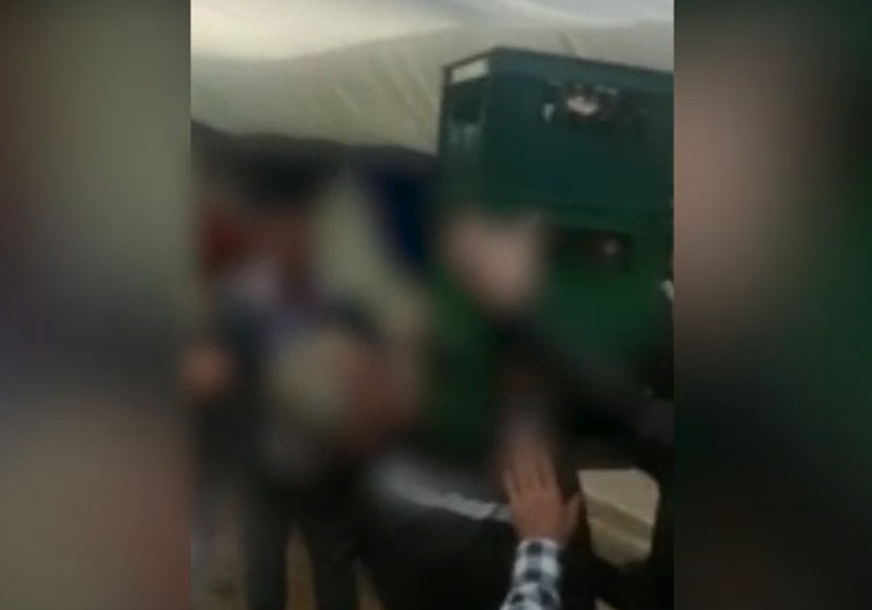 Sve je moguće uz adrenalin i alkohol: Na proslavi u Srbiji muškarac u zubima držao ČAK TRI GAJBE PIVA (VIDEO)