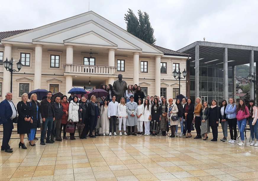SJEĆANJE NA SLAVNOG NOBELOVCA Učenici u Višegradu obilježili 129 godina od rođenja Ive Andrića
