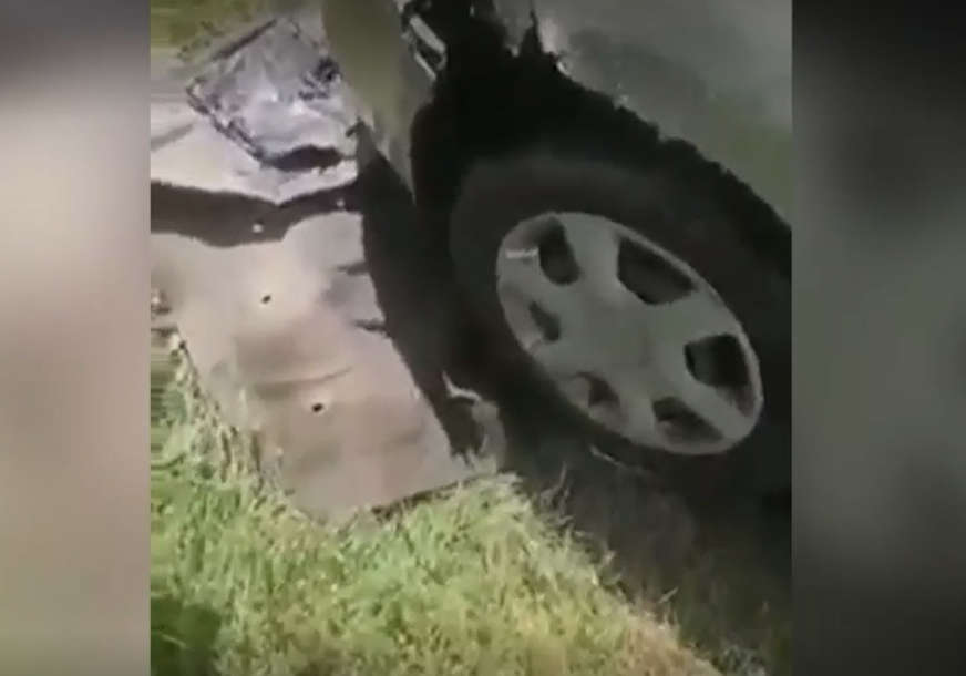"Jao majko mila, pogledaj šta mi je uradio" Vlasnik u šoku zbog uništenog automobila, za sve optužuje psa Lakija (VIDEO)