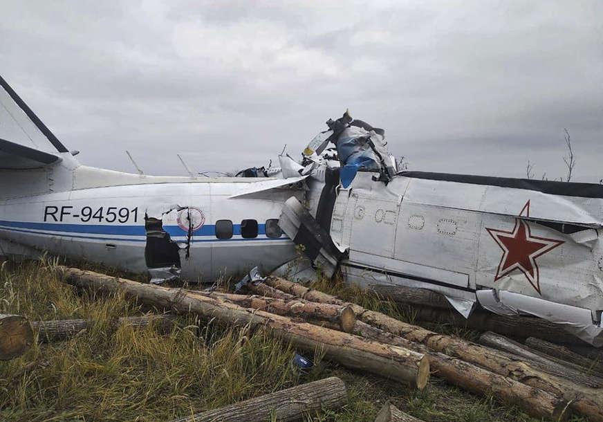 U jezivoj nesreći POGINULO 16 LJUDI: Preživjeli samo padobranci u repu aviona