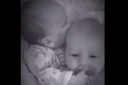 DIRLJIV SNIMAK Majka je čula da njeni blizanci plaču u krevecu, a onda su iznenada prestali (VIDEO)