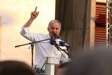 “Hoćemo da pobijedimo zlo, režim i tiraniju” Borenović se obratio građanima okupljenim na Trgu Krajine (FOTO)
