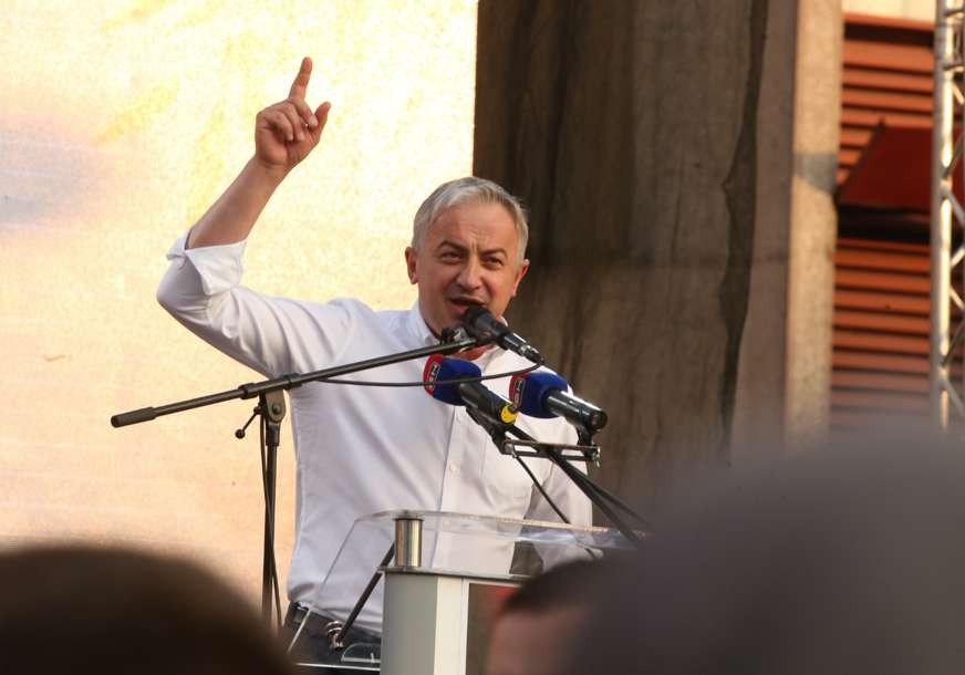 “Hoćemo da pobijedimo zlo, režim i tiraniju” Borenović se obratio građanima okupljenim na Trgu Krajine (FOTO)