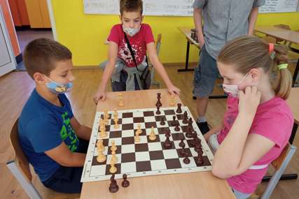 Podrška razvoju dječjeg sporta širom BiH: Kompanija dm donirala šahovske garniture Školi šaha „Skakač“ (FOTO)