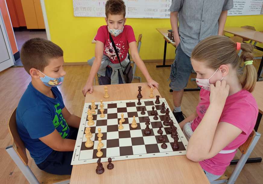 Podrška razvoju dječjeg sporta širom BiH: Kompanija dm donirala šahovske garniture Školi šaha „Skakač“ (FOTO)